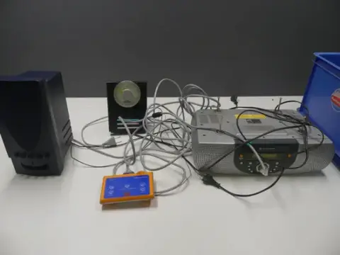Parti lydtilbehør, bl.a. CD-radio sølv, 2 højttalere sort, kabler