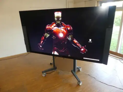 Microsoft - Surface Hub - circa 85 pollici - display interattivo, Windows 11, su supporto mobile