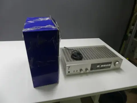 Lot amplificatoare stereo și magazie piese mici