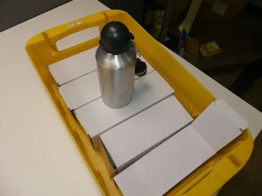 一批带登山扣的铝制水瓶