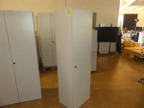 Szekrény, tartalom nélkül