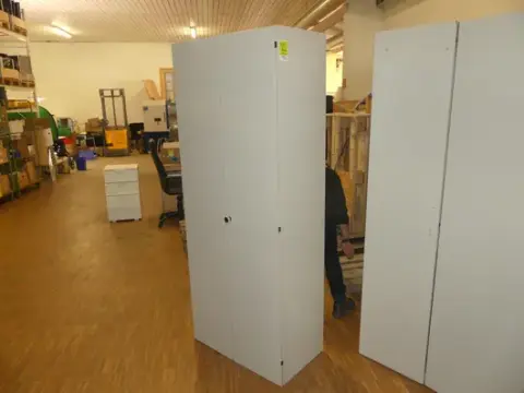 Szekrény, tartalom nélkül