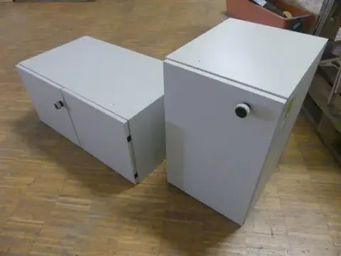2 skabe, uden indhold