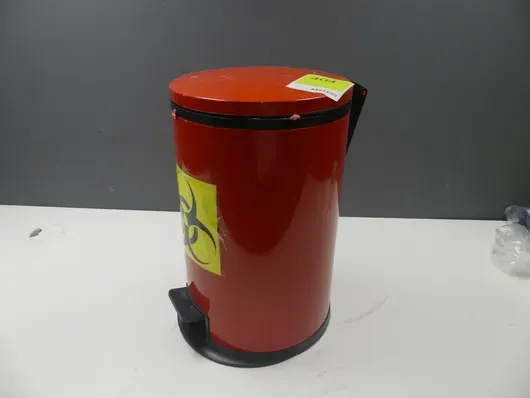 红色脚踏垃圾桶，带生物危害标签，含内容物
