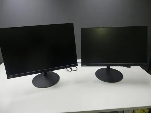 2 Lenovo ThinkVision-skærme