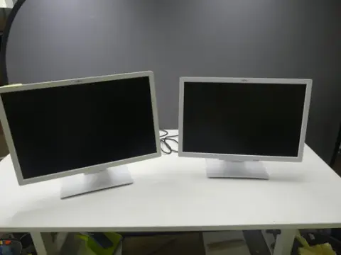 2 pz. Fujitsu - monitor