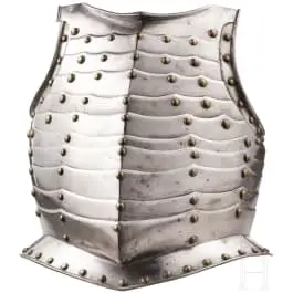 Těžký tepaný kyrysový náprsník, německý nebo polský, kolem roku 1600