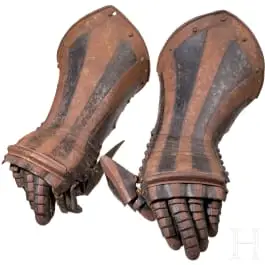 Pár černo-bílých zbrojních rukavic s originální podšívkou, německé, kolem roku 1580