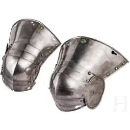 Pár leštěných kolenních plátů, německý, kolem 1560/70