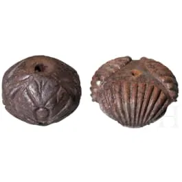 两个军刀刀柄头，带铁雕装饰，德国和意大利，约1600年
