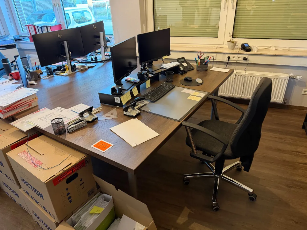 Skrivebord (mål: 200 x 120 cm)