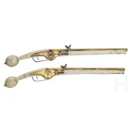 Un par de pistolas largas de rueda, alemanas, hacia 1660, con culata de marfil grabada del siglo XIX
