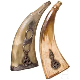 Două pulbernițe cu cheie pentru mecanism cu roată, germane, circa 1700