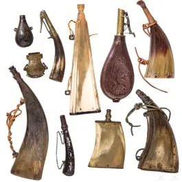 Lot de sept poires à poudre avec accessoires, 19e siècle