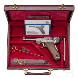 Mauser Parabellum s tvorničkim graviranjem, u koferu