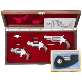 Trzy North American Arms Mini-Revolver, w kasetce
