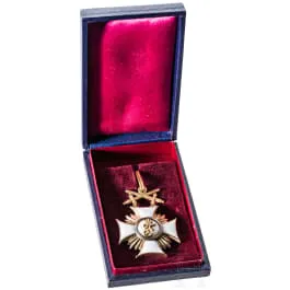 Ordre de Frédéric, croix de chevalier 1re classe avec épées dans son écrin de remise