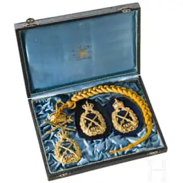 Cordon de tir de l'Empereur et trois insignes de tir de l'Empereur, datés 1909 et 1910
