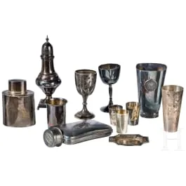 Onze objets en argent - gobelets, flacons d'eau-de-vie, 19e/20e siècle