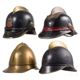 Quattro caschi dei vigili del fuoco