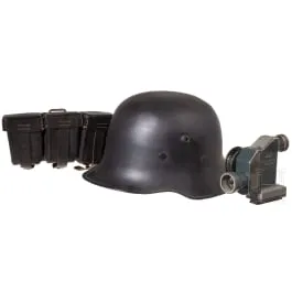 Stalen helm, vizier en patroontas, 1e helft 20e eeuw