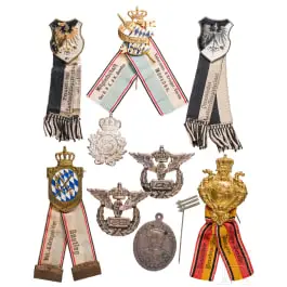 Collezione di spille, nastri di combattimento, distintivi di membro e di servizio ecc., XIX–XX sec.