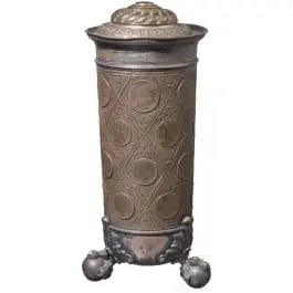 Grande coppa con monete come premio per il vincitore nella corsa con bicicletta a ruota alta, datata 1893