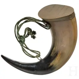 Officiersgeschenk in de vorm van een kruit hoorn, gedateerd 1873
