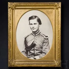 巴伐利亚的奥托王子（1848 - 1916）- 华丽画框中的真人大小肖像照片，约1864年