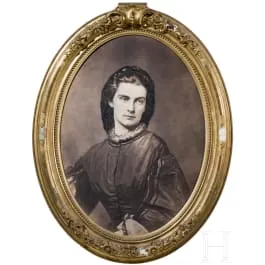 巴伐利亚的玛丽,两西西里王后(1841 - 1925)- 华丽画框中的真人大小肖像照片,约1875年