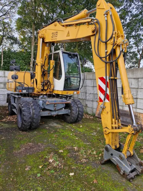 1 excavator Liebherr type A316 Litronic, defective