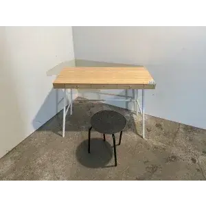 Skrivebord med skammel