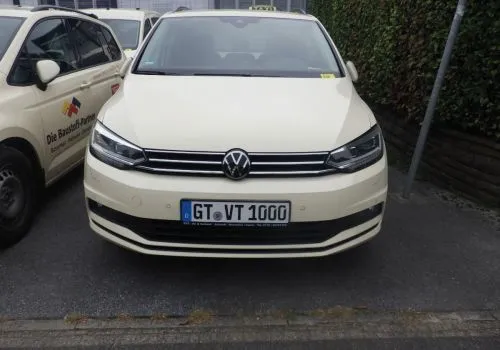 1 VW Touran، لوحة التسجيل: GT-VT 1000، أول تسجيل: 09.07.2025، رقم الهيكل: WVGZZZ1T8SW014587، 50.785 كم، Euro 6، ديزل، 1968 سم مكعب، 110 كيلوواط، 0603/000
