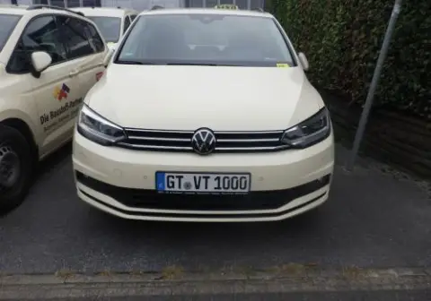 1 VW Touran، لوحة التسجيل: GT-VT 1000، أول تسجيل: 09.07.2025، رقم الهيكل: WVGZZZ1T8SW014587، 50.785 كم، Euro 6، ديزل، 1968 سم مكعب، 110 كيلوواط، 0603/000