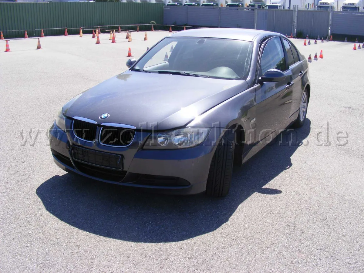 1 BMW 320i / مركبة للإصلاح