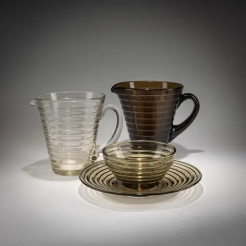 Aino Aalto – Deux pichets à limonade, une assiette et un bol 'Bölgeblick', 1932 (design)
