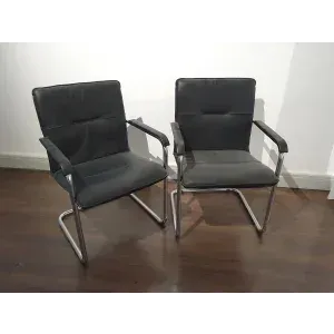 2 lederen draaistoelen