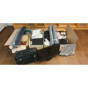 4 caisses d'objets divers, inventaire de bureau, moniteur, support mural et plus