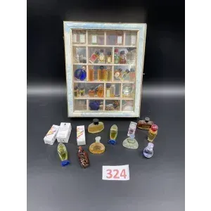 Vitrinekast met miniatuurparfums