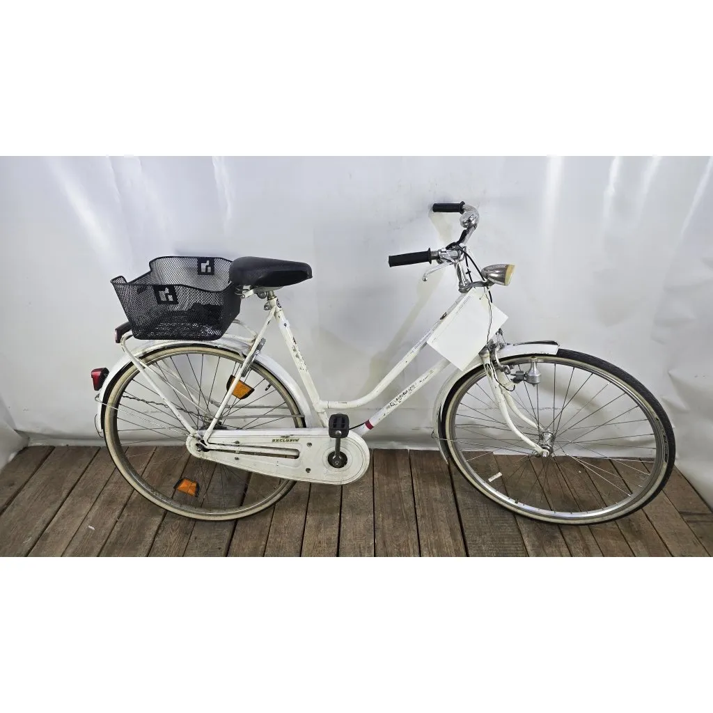 Damesfiets wit, met mand