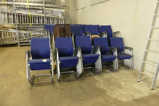 Partij stapelstoelen