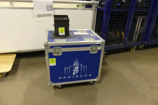 Pani Projektor 2kW im Transportcase mit Linse