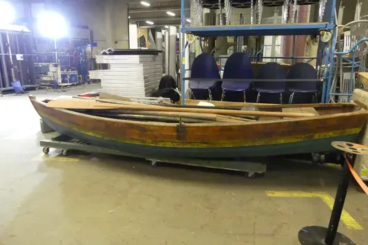 Holz-Ruderboot mit Holzpaddeln