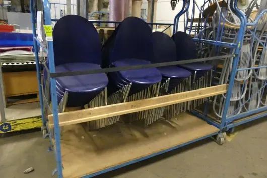 Partij stapelstoelen