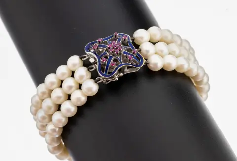 Parelsnoer armband met 14 kt goud robijn sluiting, WG 585/000 gekeurd, 3-rijg cultuurparels, D