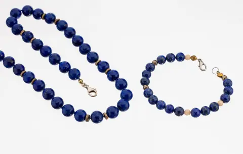 Lapis lazuli sieradenset, bestaande uit: 1 collier, L. ca. 53 cm, karabijnsluiting en