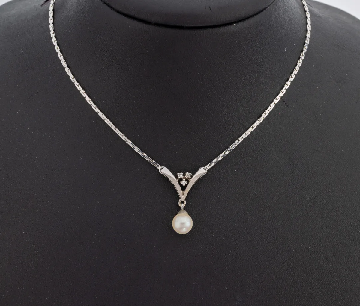 Collier or 14 kt perle-diamant, or blanc 585/000, partie centrale avec pendentif mobile