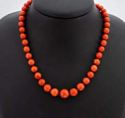Koraal collier, eindeloos, koraalkralen in verloop, diameter ca. 5,9-10,5 mm, individueel