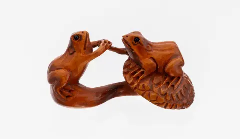 Netsuke, Japon, milieu du 20e siècle, représentation de deux grenouilles sur un champignon, finement sculpté