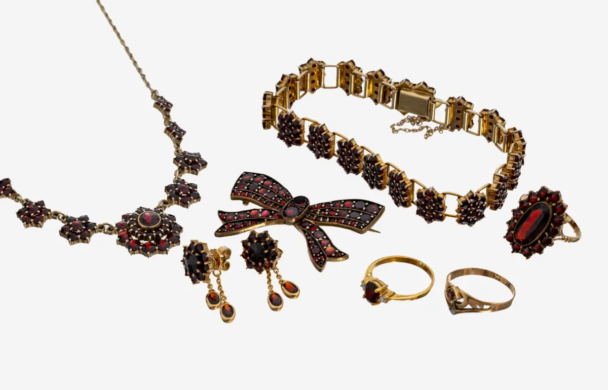 Lot bijoux grenat, composé de : 1 broche en forme de boucle, métal plaqué, grenat miroir